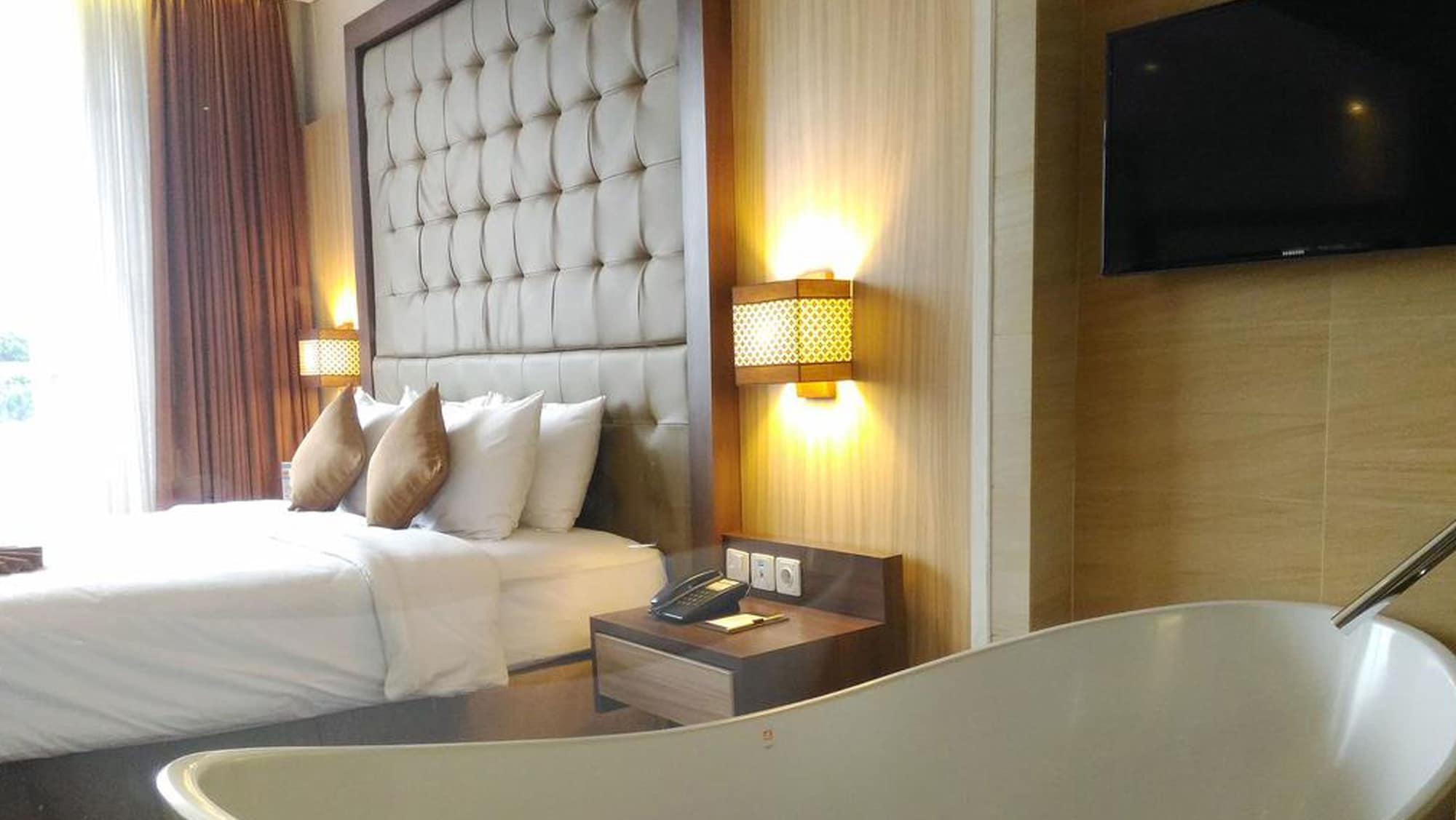 Crystal Lotus Hotel Yogyakarta Exterior photo